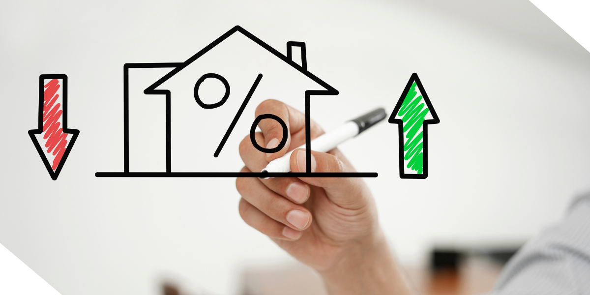 Illustration of a house with arrows symbolizing interest rate changes in real estate.